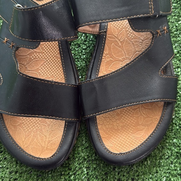 NWOT BOC Women’s Black Slip on Sandals with Adjustable Side Strap - Picture 2 of 11